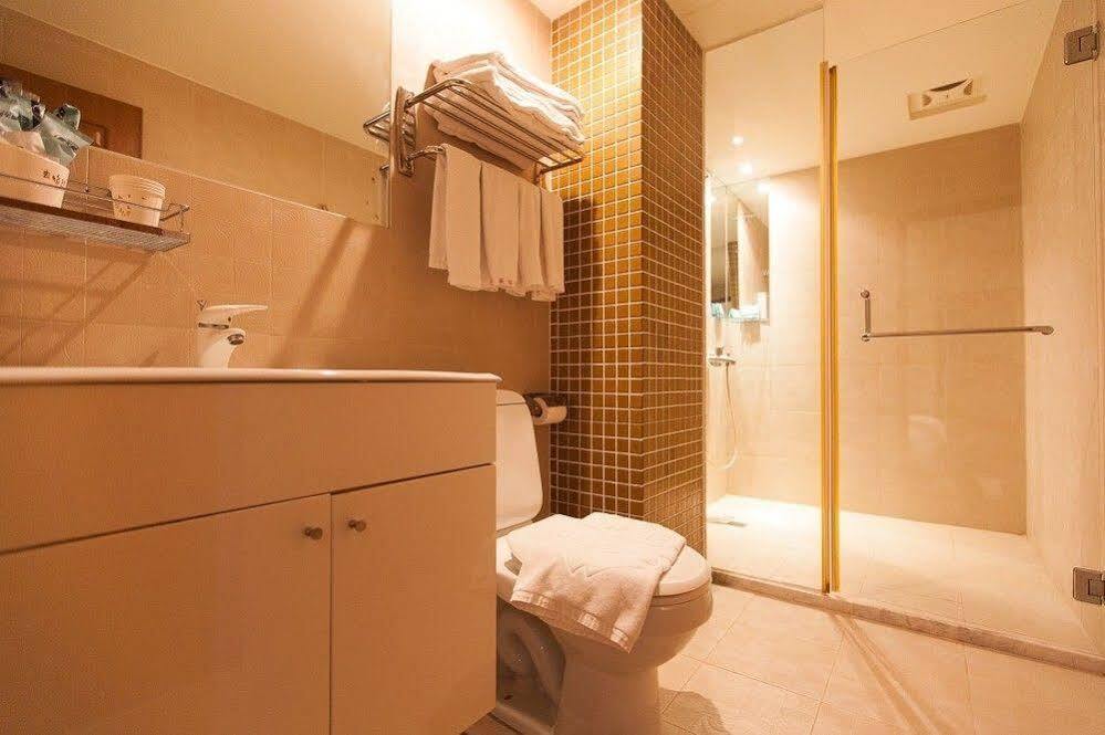 Roaders Hotel Dongda Hualien Buitenkant foto